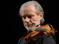 Altmeister auf der Jazzgeige Jean Luc Ponty : Akwa, Bassist, Damien, Geige, Geiger, Gmunden, Guy, Intendantin, Jazzkonzert, Jean, Jean Luc, Jean Luc Ponty Quartett, Jean-Luc, Jutta, Keyboarder, Lacomte, Lecomte, Luc, Nsangue, Ponty, Prominente, Quartet, Salzkammergut Festwochen, Schlagzeuger, Schmitt, Skokan, Stadttheater, Stadttheater Gmunden, Violine, Violinist, William, ausgesuchte, nearHCB, xMusik